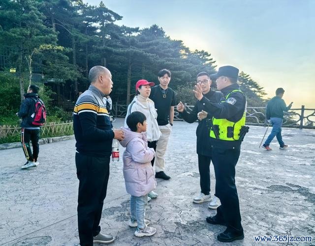 黄山景区护送未预订住宿的搭客下山 搭客点赞暖心手脚