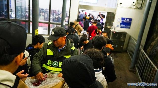 黄山景区护送未预订住宿的搭客下山 搭客点赞暖心手脚